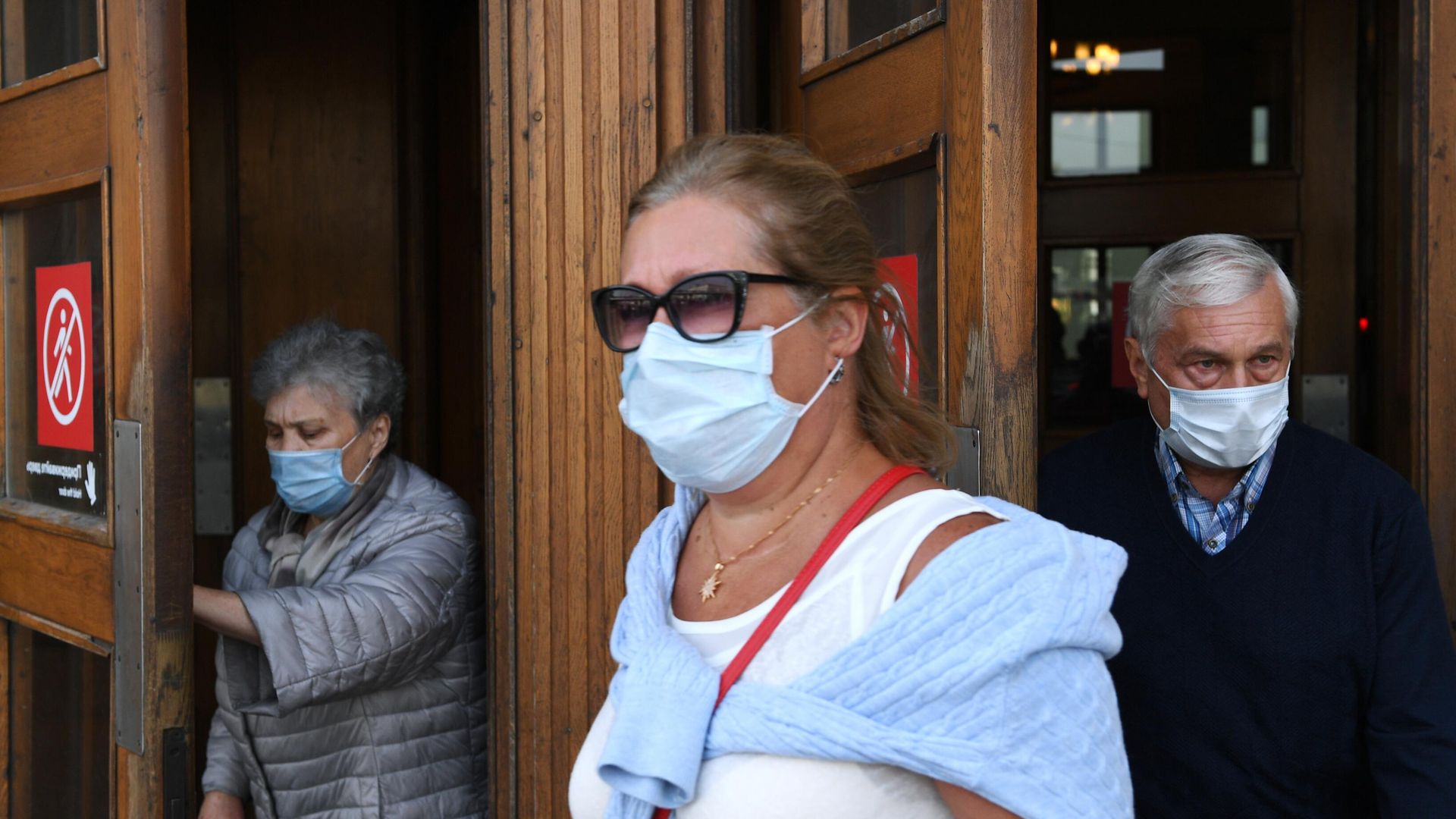 Пассажиры в медицинских масках выходят из вестибюля станции метро Парк культуры в Москве Пассажиры в медицинских масках выходят из вестибюля станции метро Парк культуры в Москве - РИА Новости, 1920, 12.06.2021