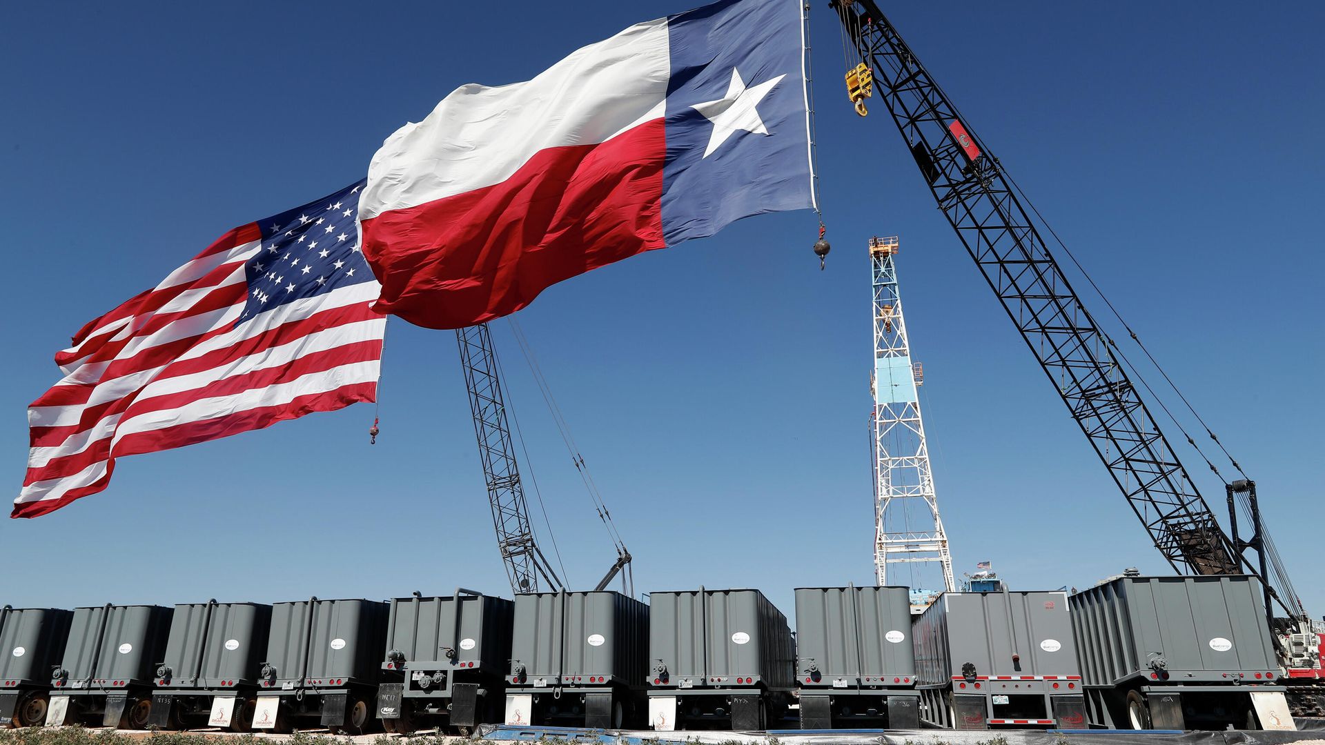 Флаг США и Техаса возле нефтяной вышки Double Eagle Energy в Мидленде, США Флаг США и Техаса возле нефтяной вышки Double Eagle Energy в Мидленде, США - РИА Новости, 1920, 17.06.2022