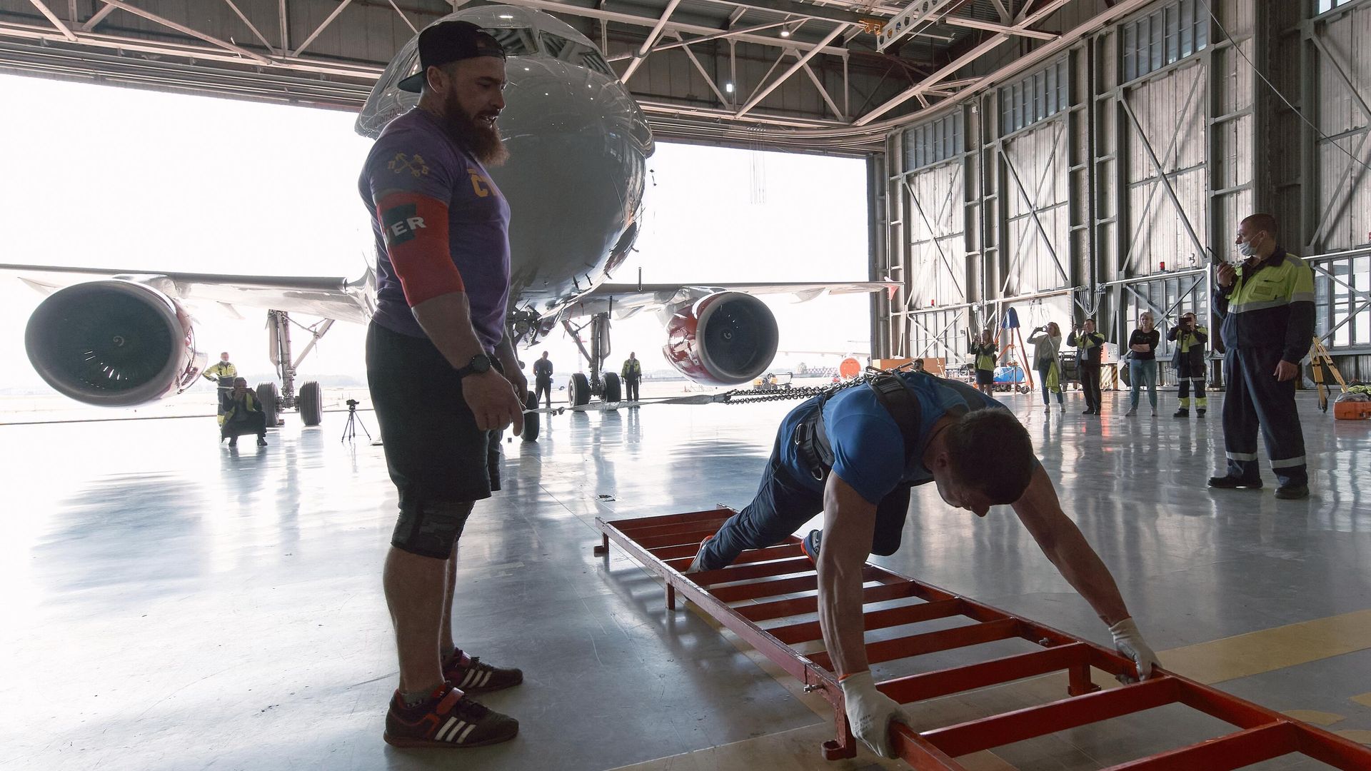 Денис Вовк выполняет трек-пул самолет Airbus A-319 Спортолёт весом 43 тонны в аэропорту Пулково Денис Вовк выполняет трек-пул самолет Airbus A-319 Спортолёт весом 43 тонны в аэропорту Пулково - РИА Новости, 1920, 25.09.2020