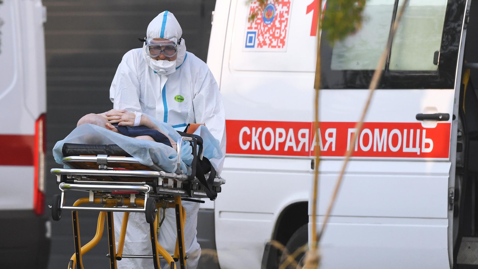 Бригада скорой медицинской помощи доставила пациента в карантинный центр в Коммунарке - РИА Новости, 1920, 20.06.2021