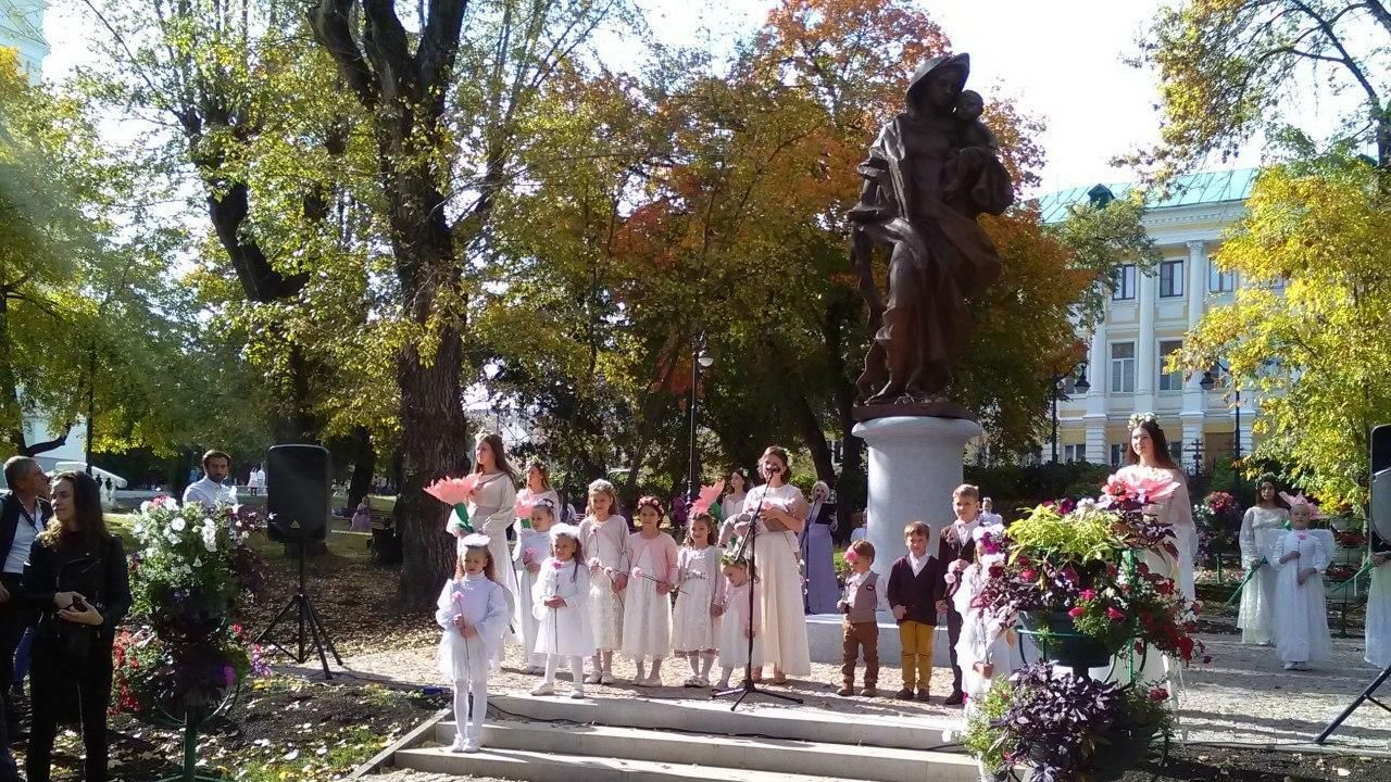 Торжественное открытие памятника Матери, установленного на Соборной площади в Пензе Торжественное открытие памятника Матери, установленного на Соборной площади в Пензе - РИА Новости, 1920, 25.09.2020