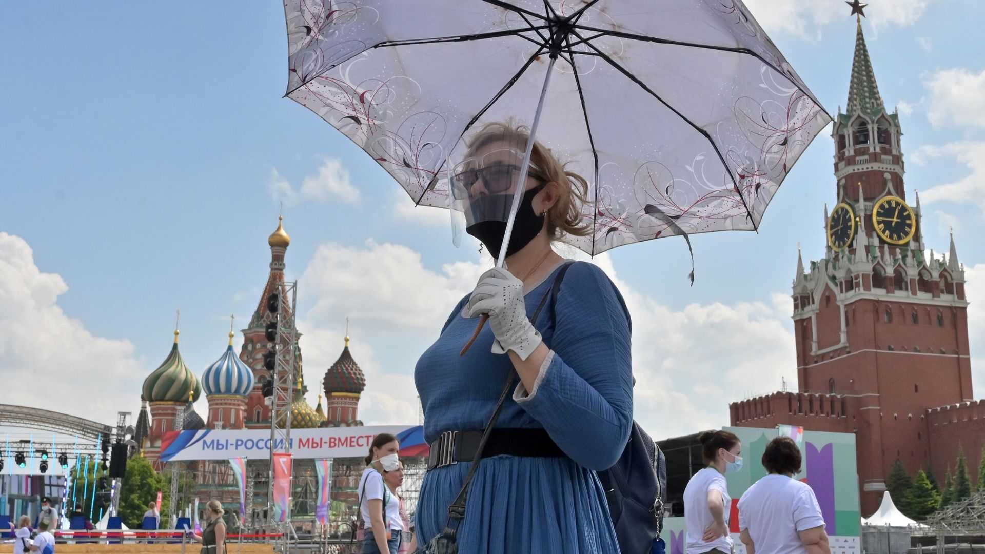 Посетительница на ежегодном российском книжном фестивале на Красной площади Посетительница на ежегодном российском книжном фестивале на Красной площади - РИА Новости, 1920, 14.04.2022