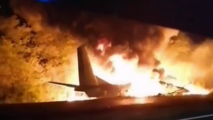 На месте крушения военно-транспортного самолета Ан-26 ВВС Украины под Харьковом. Стоп-кадр видео На месте крушения военно-транспортного самолета Ан-26 ВВС Украины под Харьковом. Стоп-кадр видео - РИА Новости, 1920, 25.09.2020
