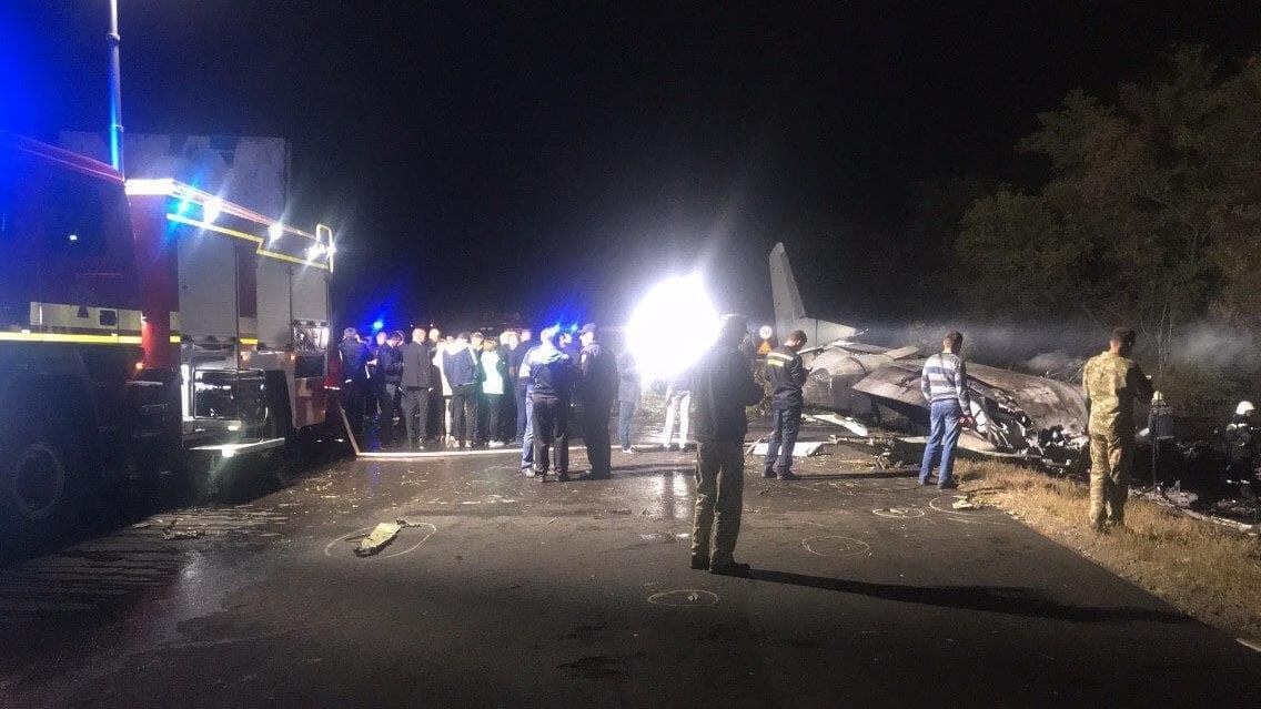 На месте крушения военно-транспортного самолета Ан-26 ВВС Украины под Харьковом На месте крушения военно-транспортного самолета Ан-26 ВВС Украины под Харьковом - РИА Новости, 1920, 27.09.2020