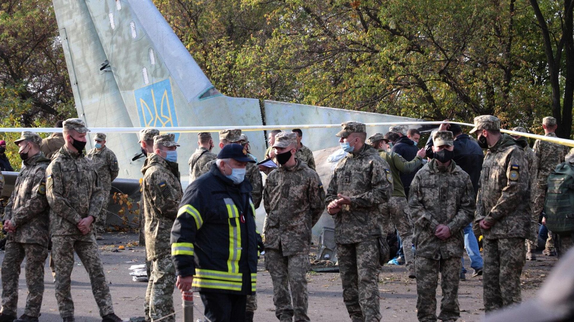 Оцепление месте крушения самолета Ан-26 под Харьковом Оцепление месте крушения самолета Ан-26 под Харьковом - РИА Новости, 1920, 26.09.2020