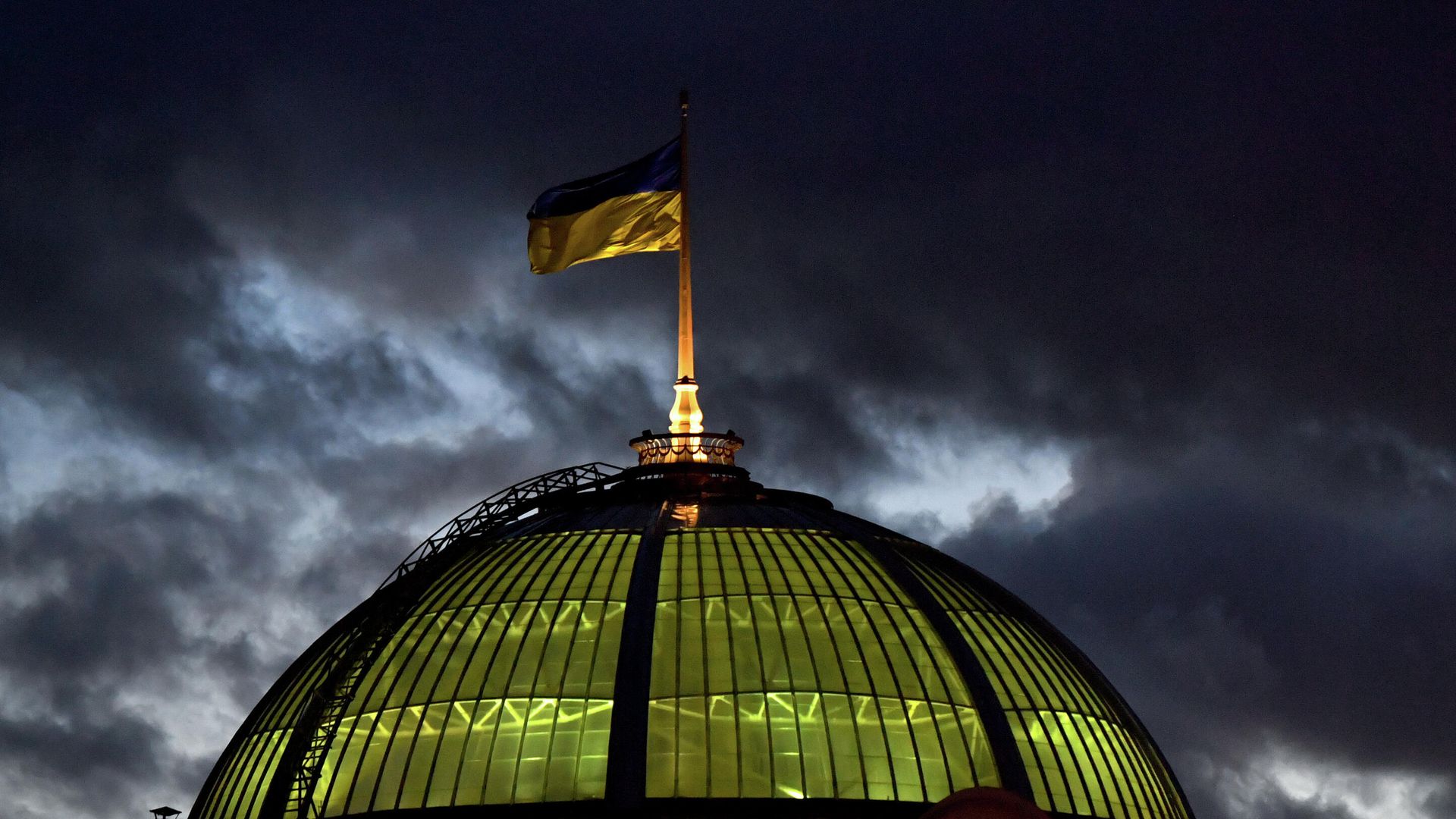 Украинский флаг на здании парламента в Киеве - РИА Новости, 1920, 26.11.2020