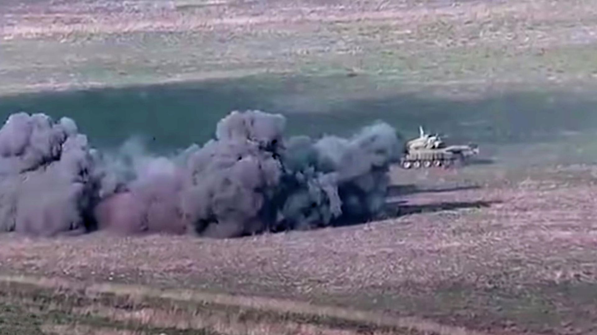 Уничтожение азербайджанских танков военными Армении. Стоп-кадр видео Уничтожение азербайджанских танков военными Армении. Стоп-кадр видео - РИА Новости, 1920, 27.09.2020