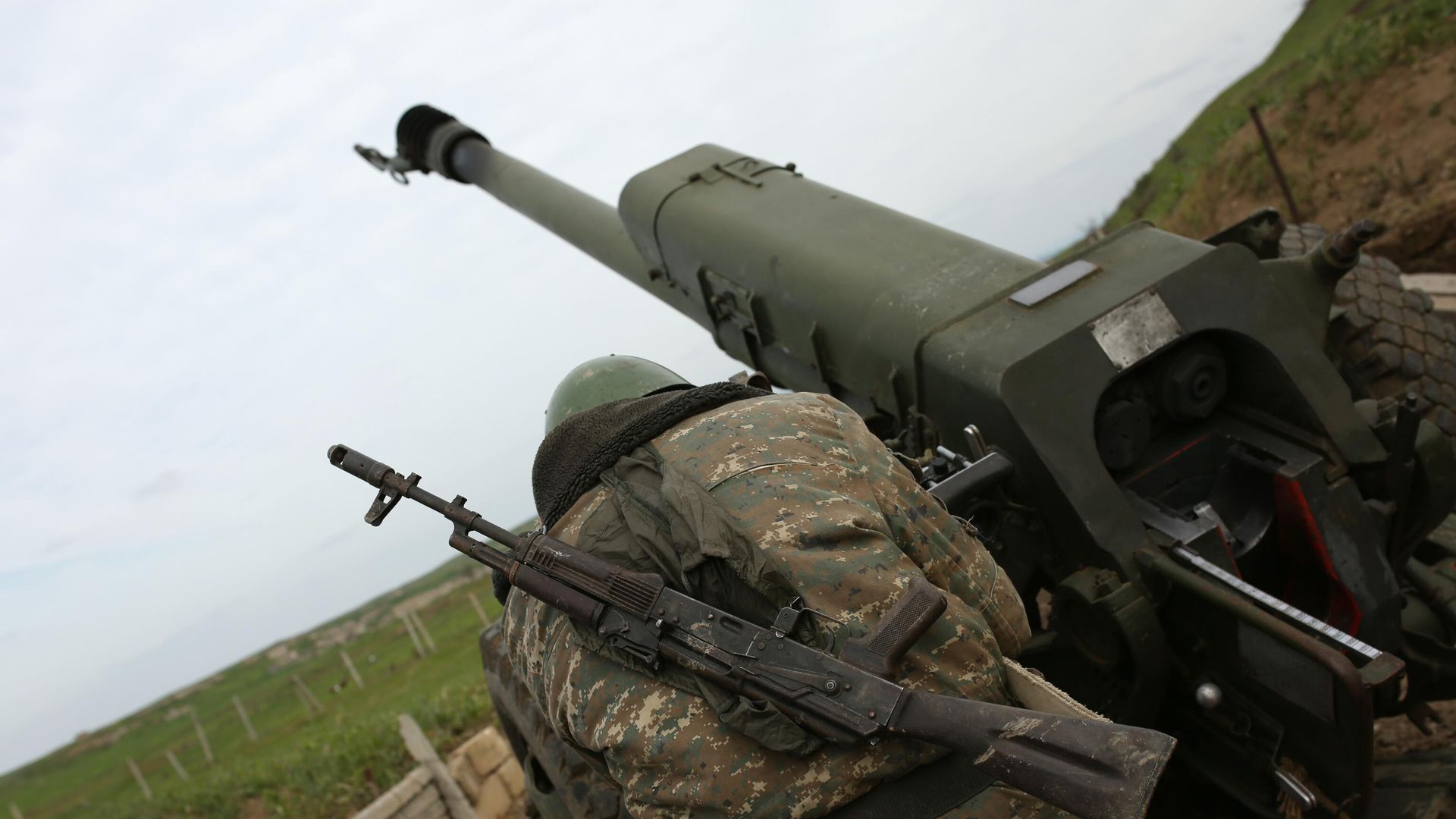 Военнослужащий на артиллерийской позиции в зоне карабахского конфликта Военнослужащий на артиллерийской позиции в зоне карабахского конфликта - РИА Новости, 1920, 02.10.2020