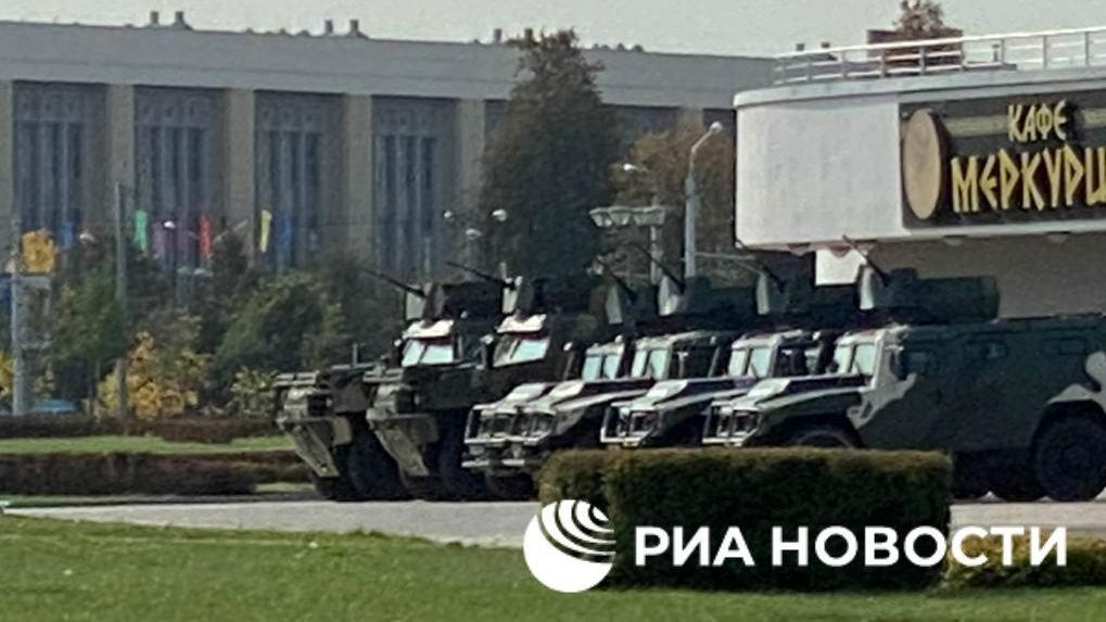 Военная техника у дворца Независимости в Минске Военная техника у дворца Независимости в Минске - РИА Новости, 1920, 27.09.2020