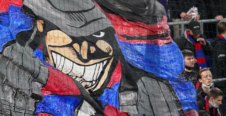 Болельщики ЦСКА на трибуне во время матча Болельщики ЦСКА на трибуне во время матча