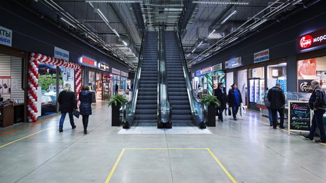 Посетители в центре оптовой и мелкооптовой торговли “Фуд Сити” в Москве.