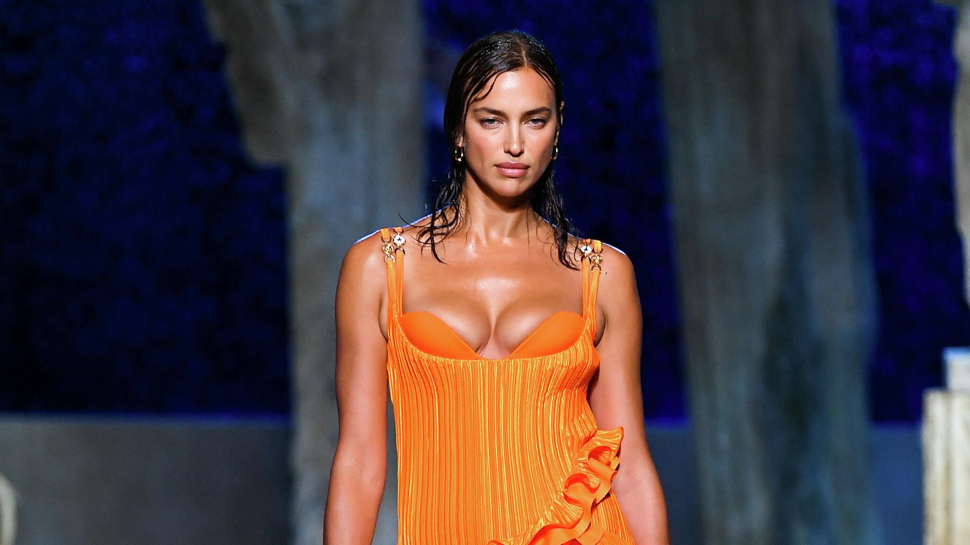 Модель Ирина Шейк на показе Versace в рамках Недели моды в Милане Модель Ирина Шейк на показе Versace в рамках Недели моды в Милане - РИА Новости, 1920, 28.09.2020
