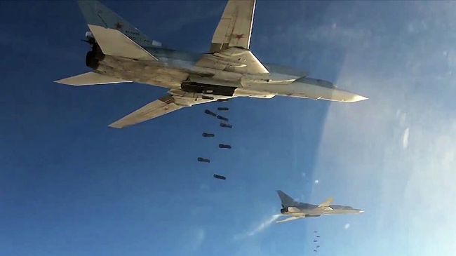 Бомбардировщики-ракетоносцы Ту-22МЗ Воздушно-космических сил России во время нанесения авиаудара по объектам ИГ в Сирии