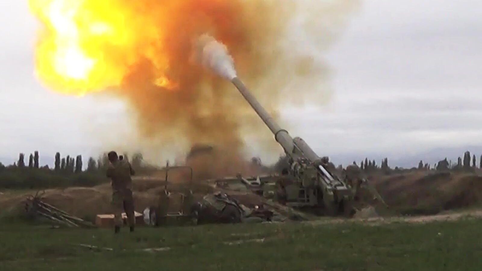 Вооруженные силы Азербайджана наносят удар артиллерийским подразделениям вооруженных сил Армении на Агдеринском направлении в Нагорном Карабахе. Скриншот видео Вооруженные силы Азербайджана наносят удар артиллерийским подразделениям вооруженных сил Армении на Агдеринском направлении в Нагорном Карабахе. Скриншот видео - РИА Новости, 1920, 03.10.2020