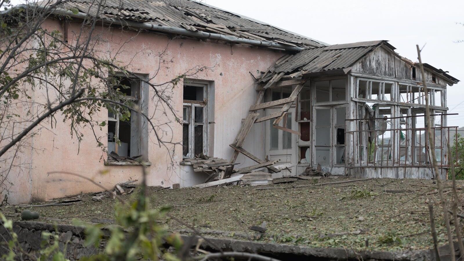 Дом в городе Мартуни непризнанной Нагорно-Карабахской Республики после обстрелов Дом в городе Мартуни непризнанной Нагорно-Карабахской Республики после обстрелов - РИА Новости, 1920, 29.09.2020
