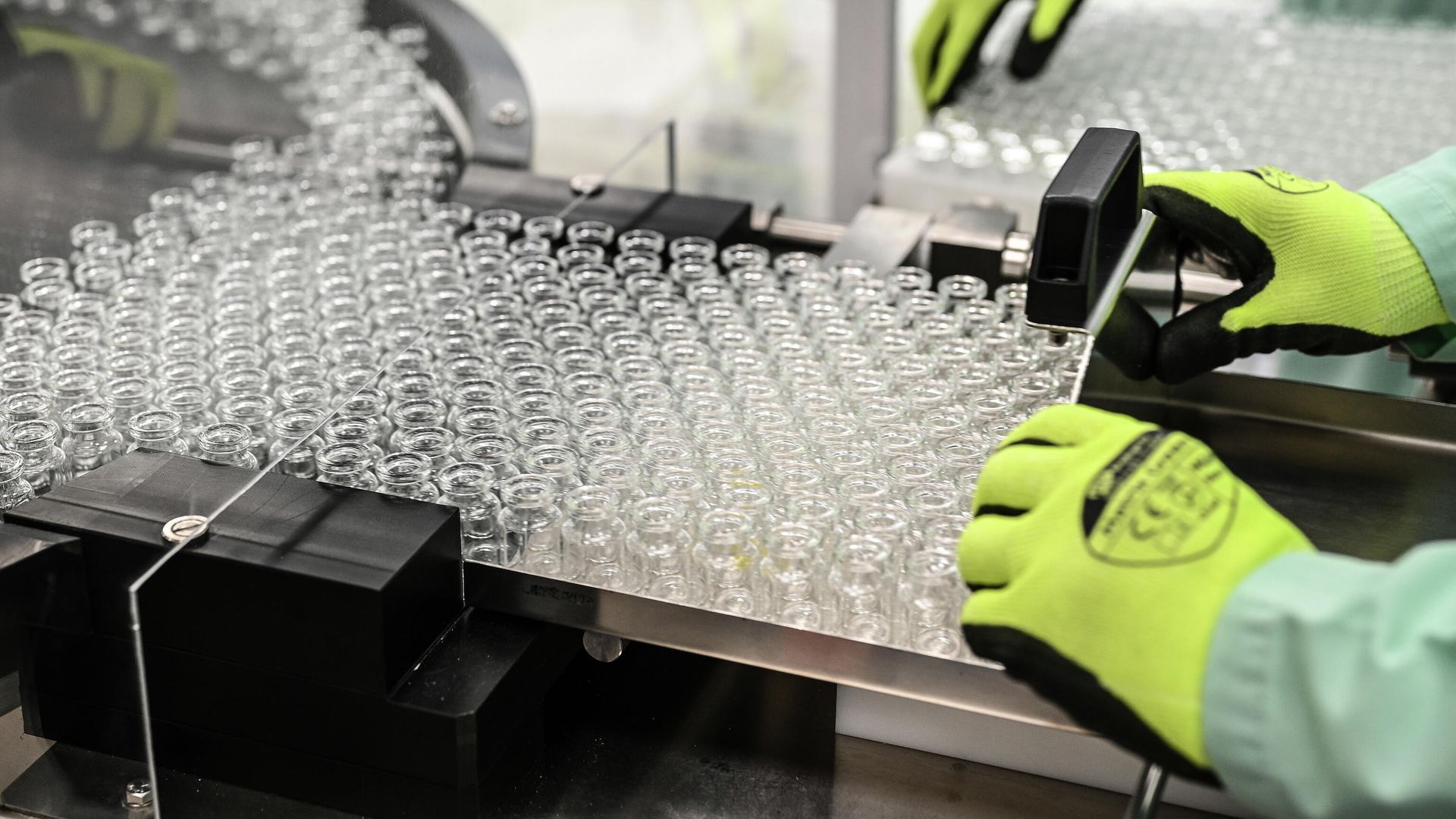 Лаборанты обрабатывают флаконы для новой вакцины от коронавируса AstraZeneca Лаборанты обрабатывают флаконы для новой вакцины от коронавируса AstraZeneca - РИА Новости, 1920, 29.09.2020