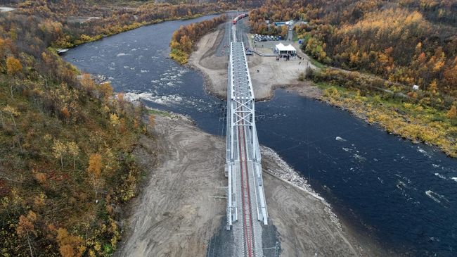 Новый железнодорожный мост через реку Кола под Мурманском