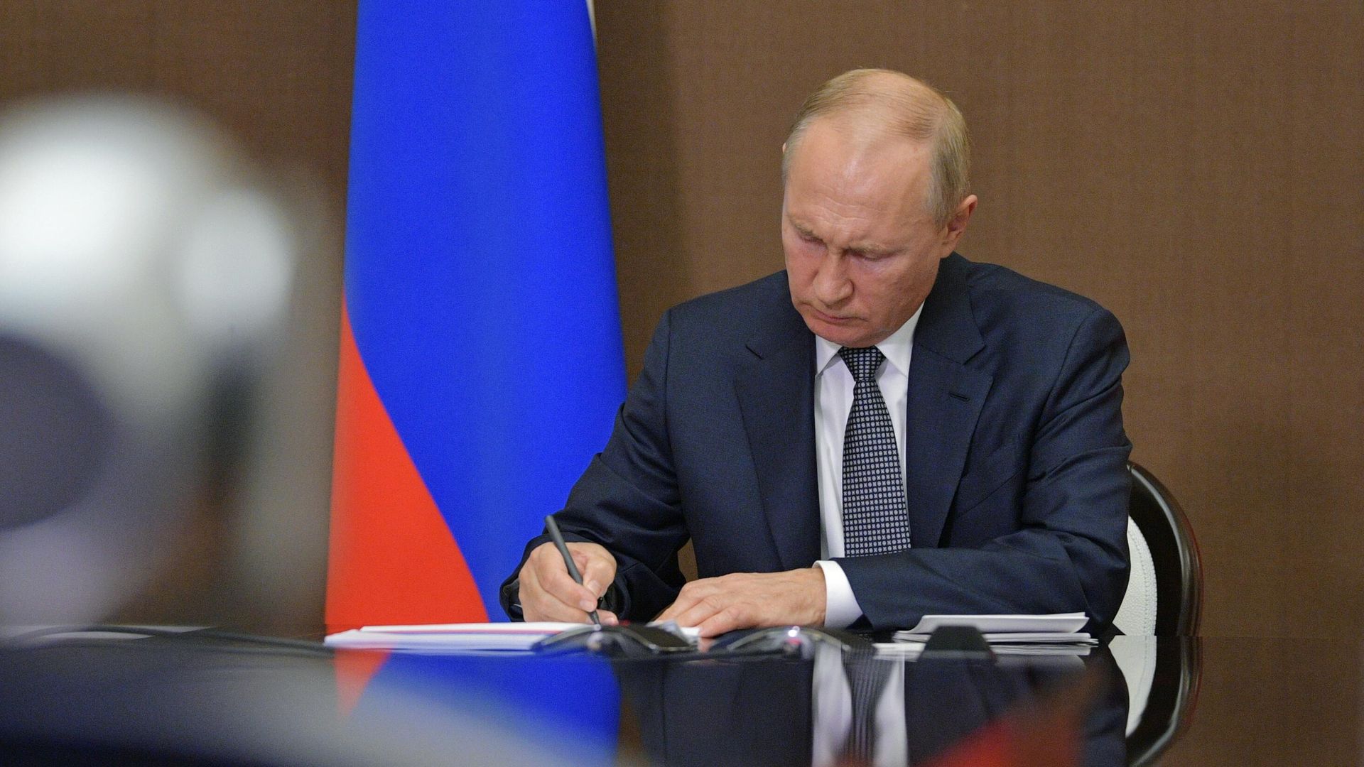 Президент РФ Владимир Путин во время проведения в режиме видеоконференции расширенного заседания президиума Государственного совета Президент РФ Владимир Путин во время проведения в режиме видеоконференции расширенного заседания президиума Государственного совета - РИА Новости, 1920, 06.10.2020