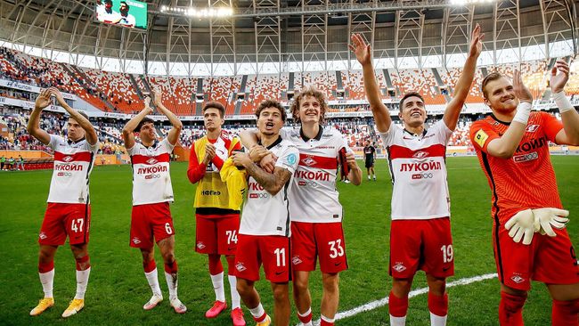 Игроки Спартака благодарят зрителей после матча 9-го тура чемпионата России по футболу среди клубов Премьер-лиги между командами ФК Тамбов (Тамбов) и ФК Спартак (Москва). Изображение является раздаточным материалом, предоставлено третьей стороной. Только редакционное использование. Запрет на архивирование, коммерческое использование, рекламную кампанию.