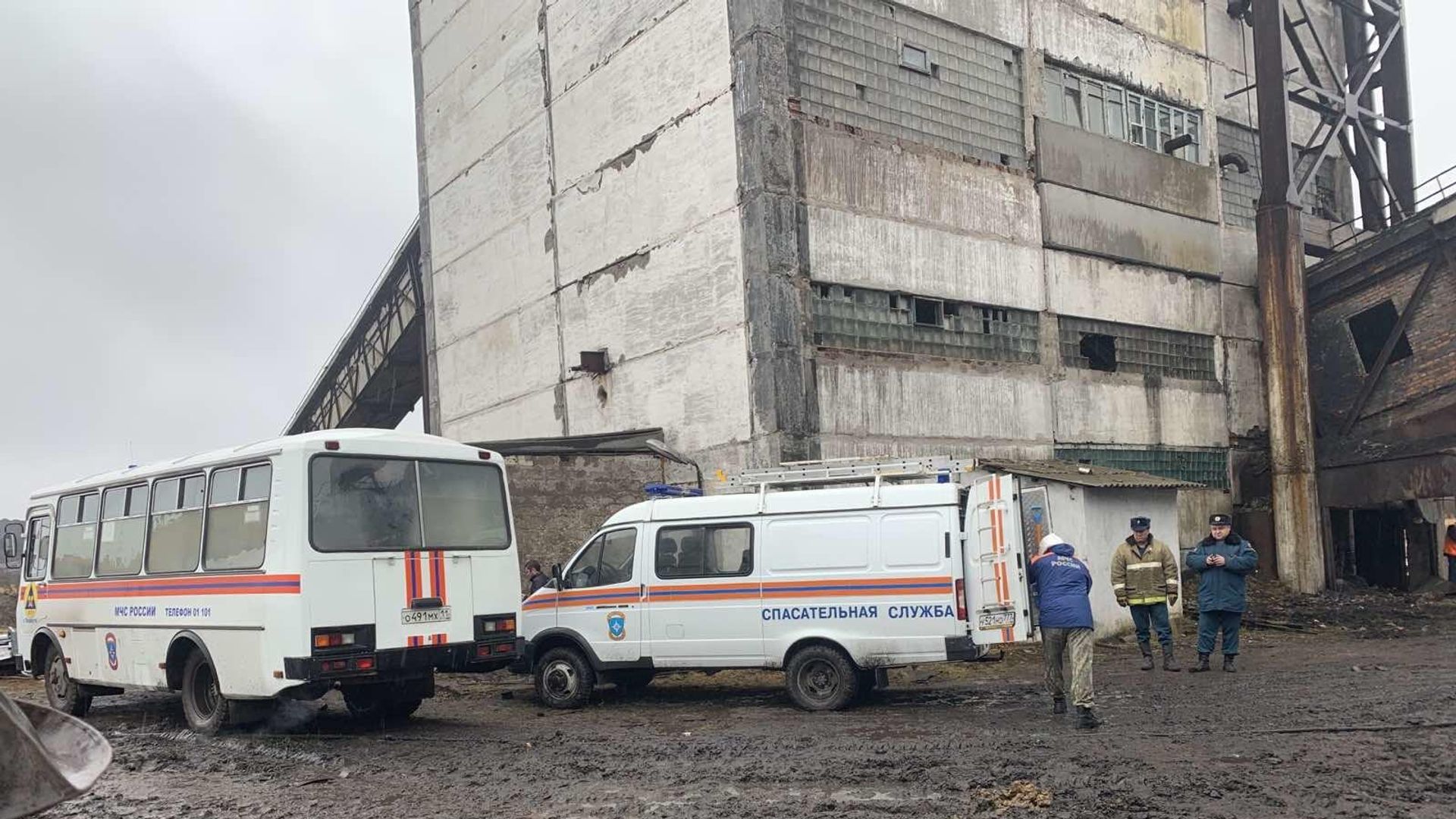 Сотрудники МЧС на месте обрушения перехода между зданиями на территории поверхности шахты Северная в Воркуте Сотрудники МЧС на месте обрушения перехода между зданиями на территории поверхности шахты Северная в Воркуте - РИА Новости, 1920, 29.09.2020