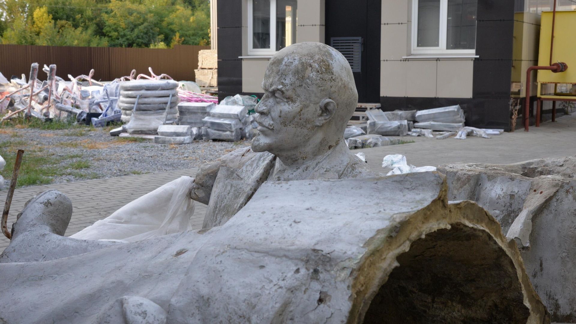 Памятник Ленину, демонтированный в Белгороде Памятник Ленину, демонтированный в Белгороде - РИА Новости, 1920, 29.09.2020