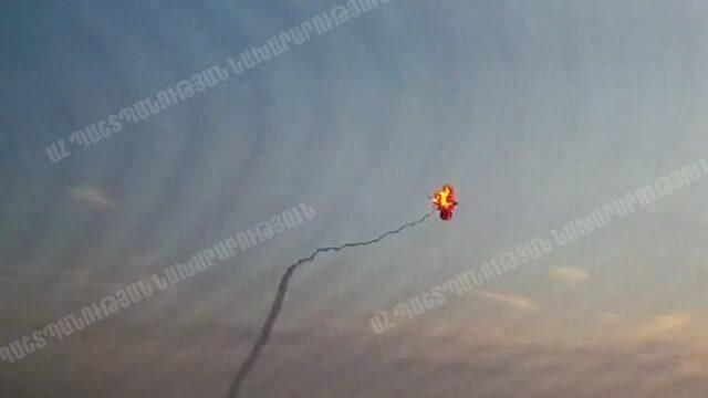 В Нагорном Карабахе уничтожен вертолет. Кадры Минобороны Армении В Нагорном Карабахе уничтожен вертолет. Кадры Минобороны Армении - РИА Новости, 1920, 29.09.2020