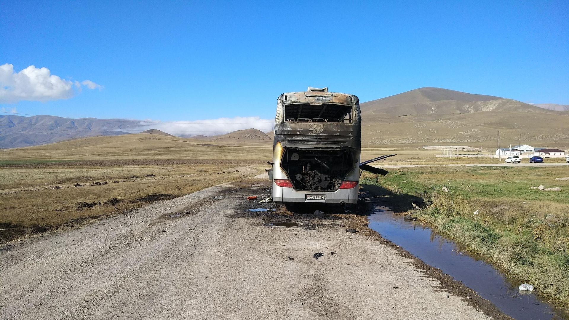 Пассажирский автобус в Варденисе, сгоревший после обстрела Пассажирский автобус в Варденисе, сгоревший после обстрела - РИА Новости, 1920, 29.09.2020