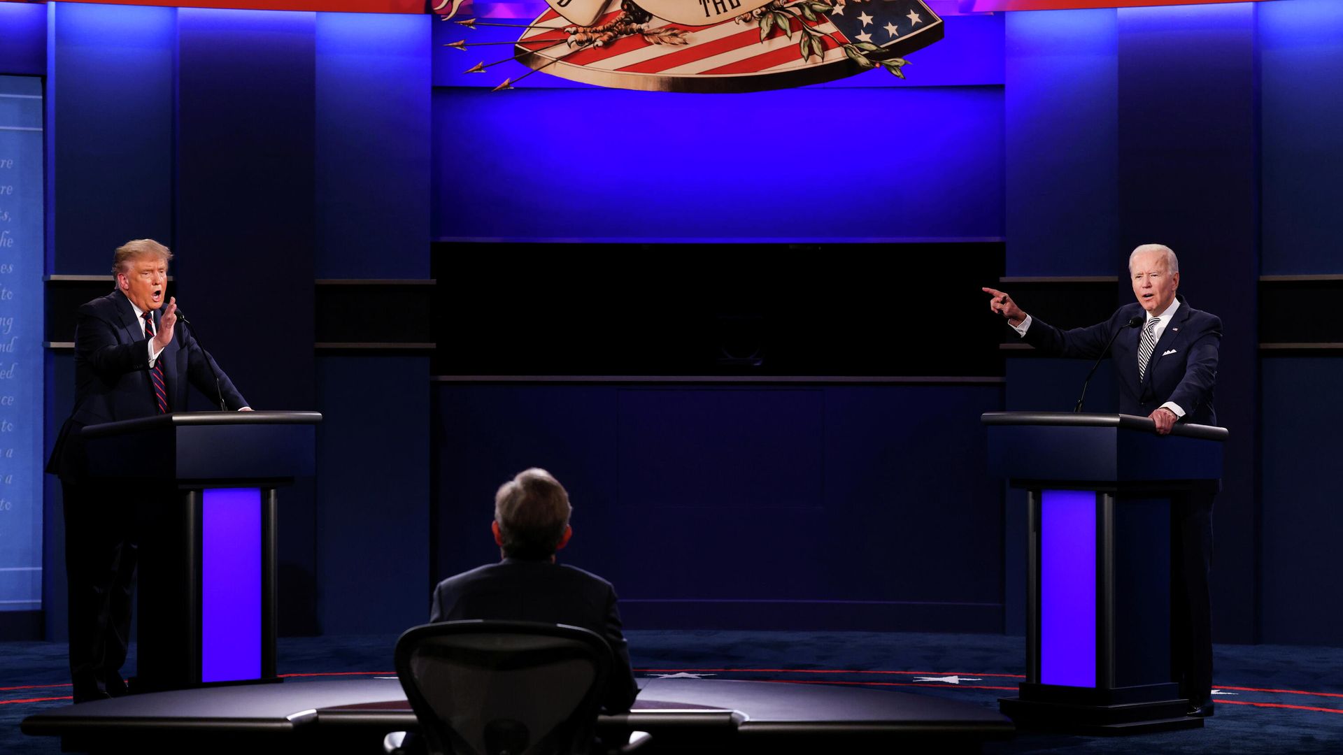 Президент Дональд Трамп США и Джо Байден во время дебатов в Кливленде, штат Огайо Президент Дональд Трамп США и Джо Байден во время дебатов в Кливленде, штат Огайо - РИА Новости, 1920, 08.10.2020