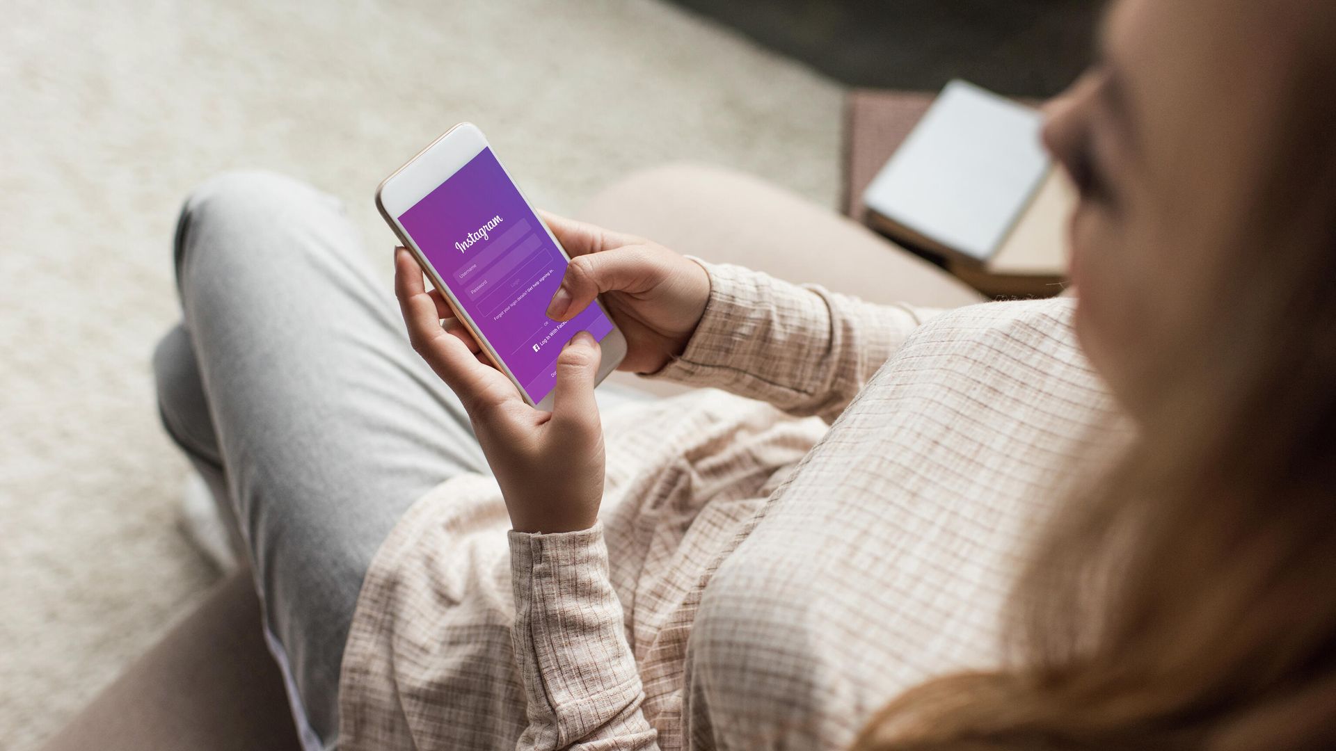 Приложение Instagram на экране смартфона Приложение Instagram на экране смартфона - РИА Новости, 1920, 30.09.2020
