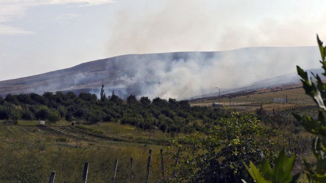 Дым от пожара, возникшего в результате обстрела в Мартакертском районе Нагорного Карабаха