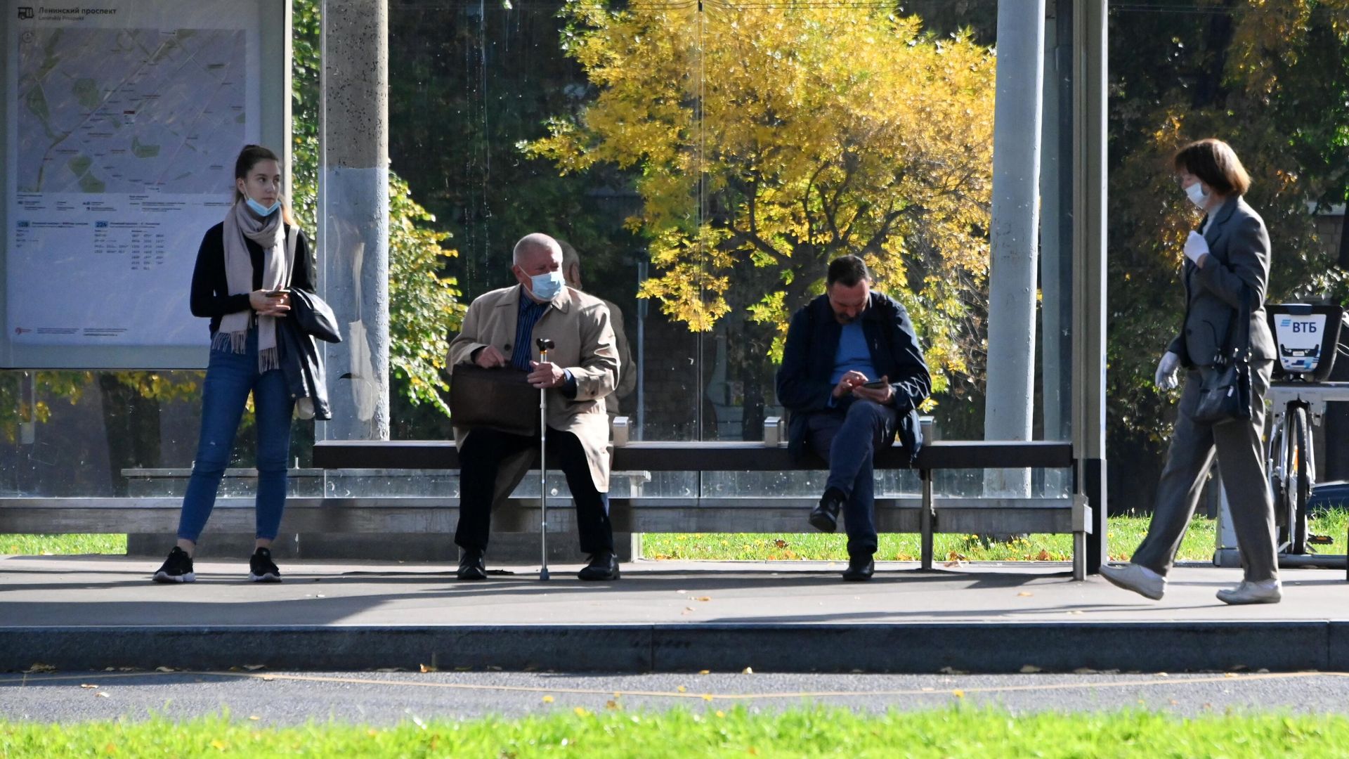 Люди на автобусной остановке на Ленинском проспекте в Москве Люди на автобусной остановке на Ленинском проспекте в Москве - РИА Новости, 1920, 19.10.2020