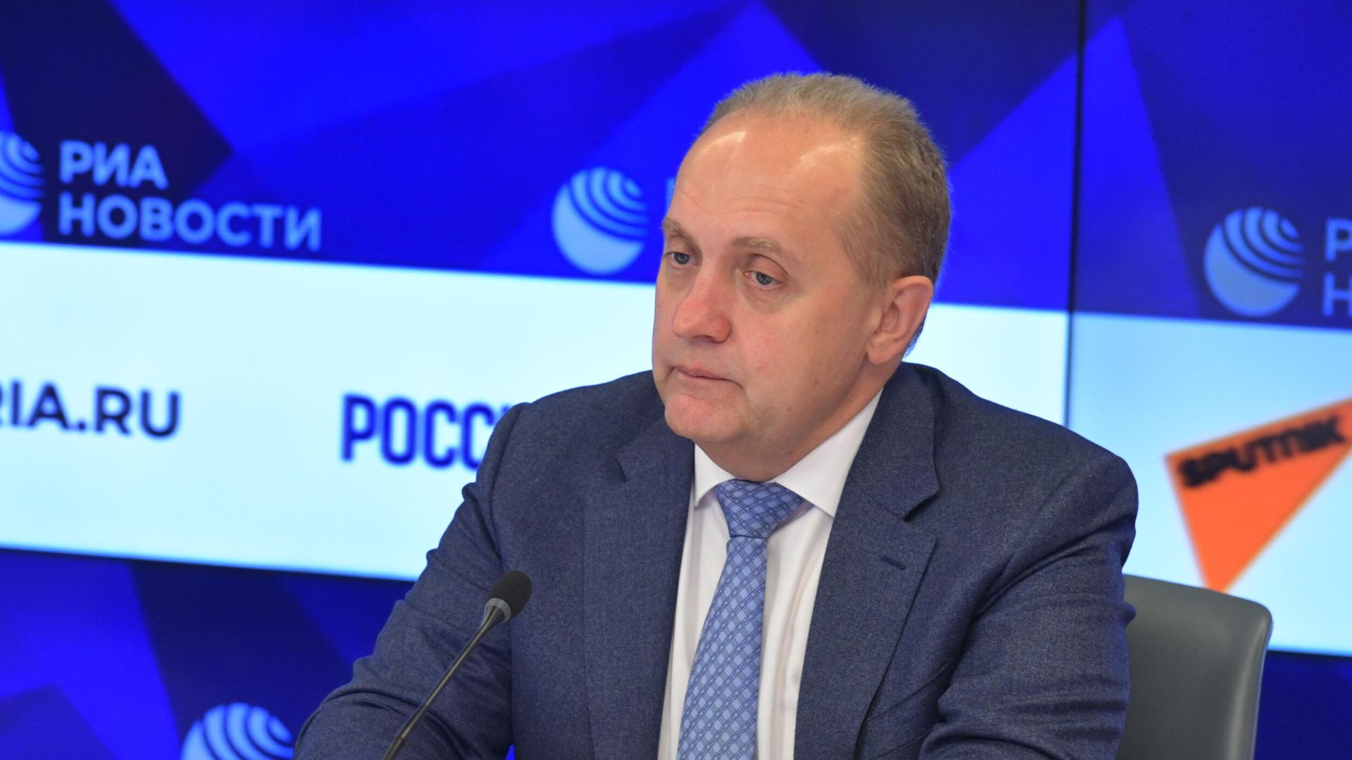 Заместитель министра просвещения РФ Виктор Басюк во время пресс-конференции Российский учитель – 2030: формирование личности и подготовка профессионала. Заместитель министра просвещения РФ Виктор Басюк во время пресс-конференции Российский учитель – 2030: формирование личности и подготовка профессионала. - РИА Новости, 1920, 22.03.2021