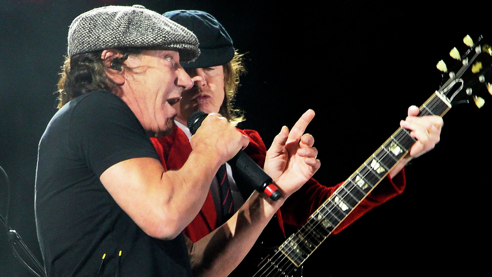 Брайан Джонсон и Ангус Янг из AC/DC Брайан Джонсон и Ангус Янг из AC/DC - РИА Новости, 1920, 30.09.2020