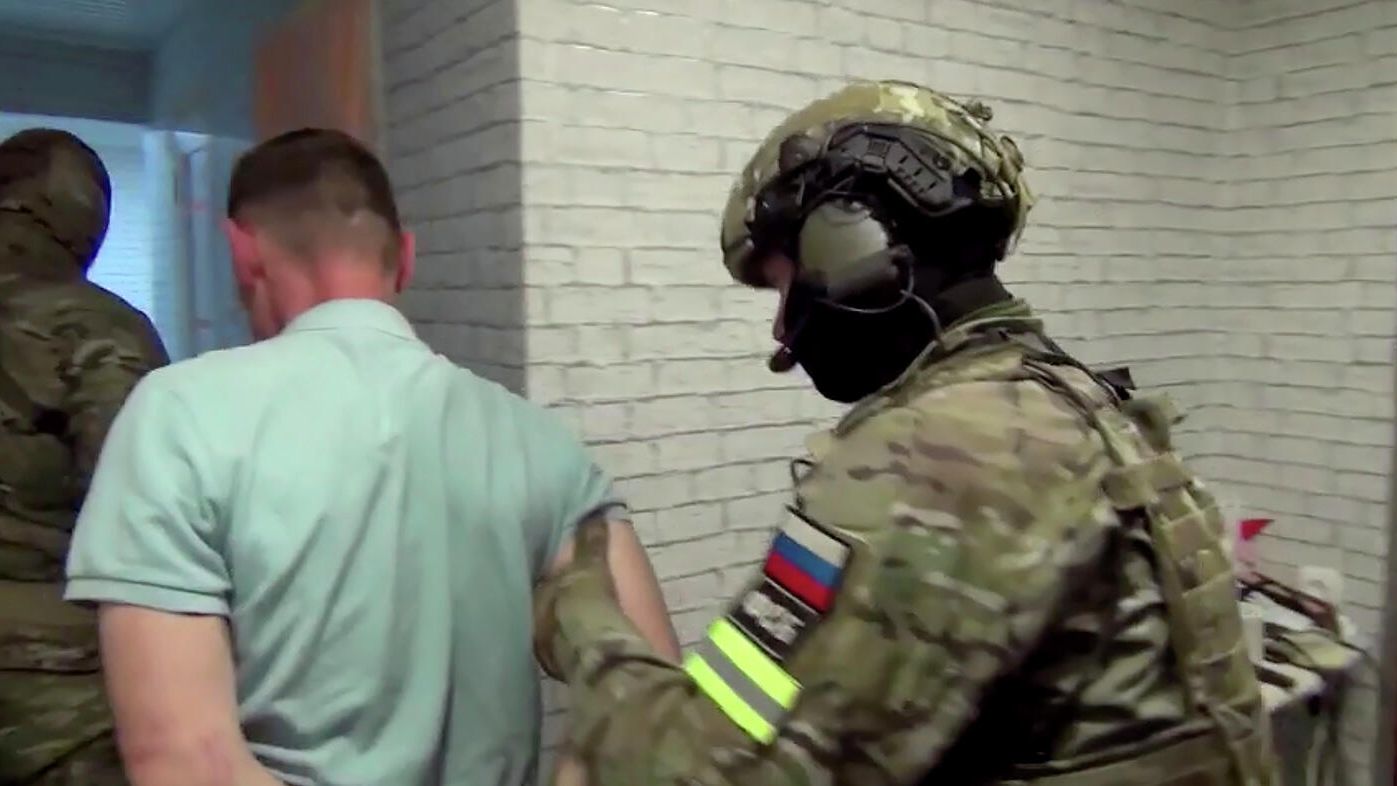 Кадр видео спецоперации против укравших из Валдайского монастыря подаренную Путиным икону Кадр видео спецоперации против укравших из Валдайского монастыря подаренную Путиным икону - РИА Новости, 1920, 02.10.2020