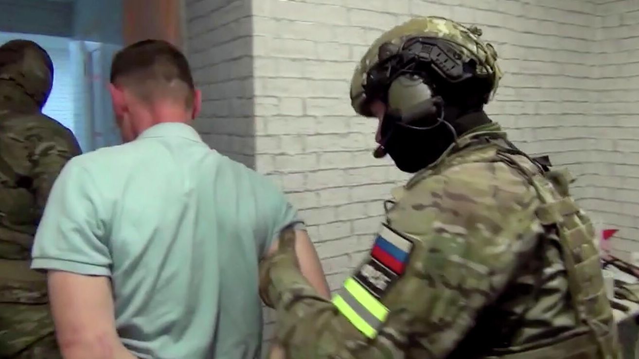 Кадр видео спецоперации против укравших из Валдайского монастыря подаренную Путиным икону Кадр видео спецоперации против укравших из Валдайского монастыря подаренную Путиным икону - РИА Новости, 1920, 02.10.2020