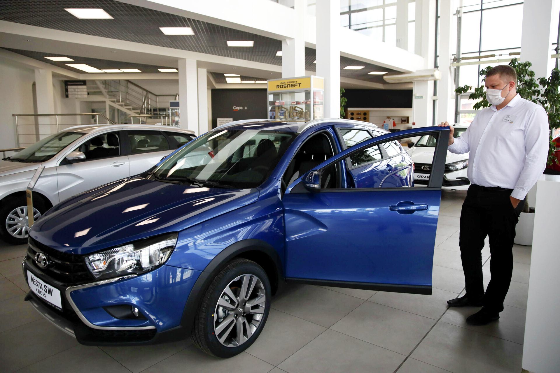 Автомобиль Lada Vesta SW Cross в автосалоне дилерского центра Автомобиль Lada Vesta SW Cross в автосалоне дилерского центра - РИА Новости, 1920, 06.05.2022