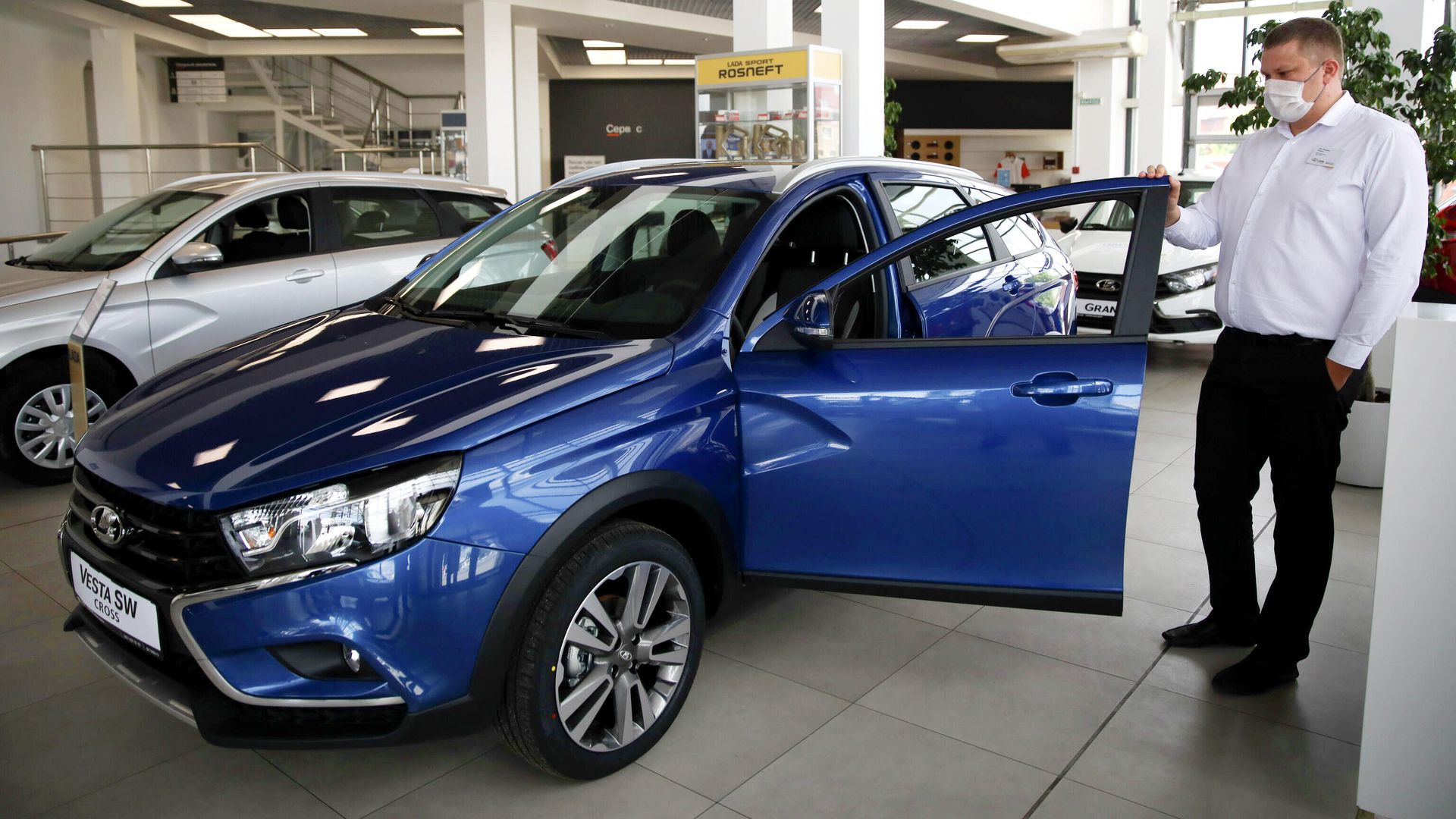 Автомобиль Lada Vesta SW Cross в автосалоне дилерского центра Автомобиль Lada Vesta SW Cross в автосалоне дилерского центра - РИА Новости, 1920, 12.11.2020