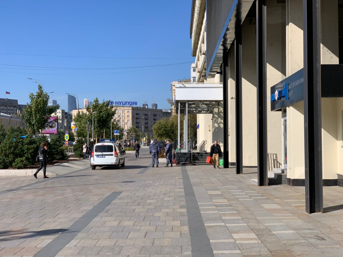 Полиция у здания на Зубовском бульваре, 4 Полиция у здания на Зубовском бульваре, 4 - РИА Новости, 1920, 01.10.2020
