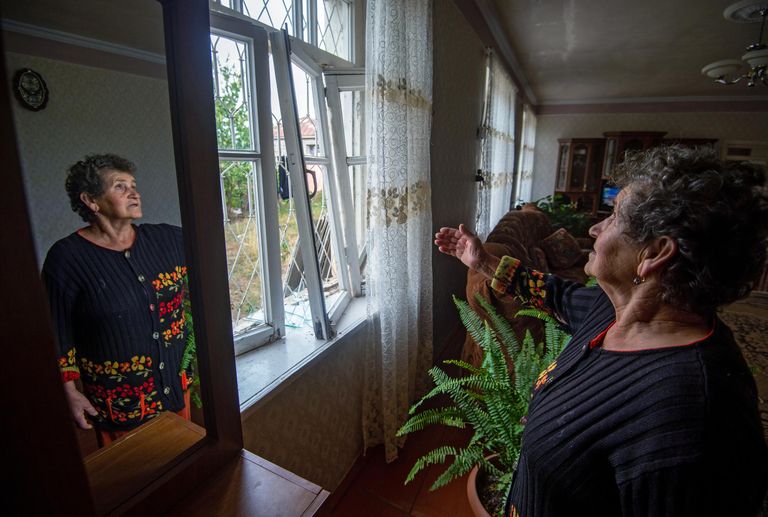 Женщина показывает выбитые окна в результате обстрелов общины Иванян Нагорного Карабаха Женщина показывает выбитые окна в результате обстрелов общины Иванян Нагорного Карабаха
