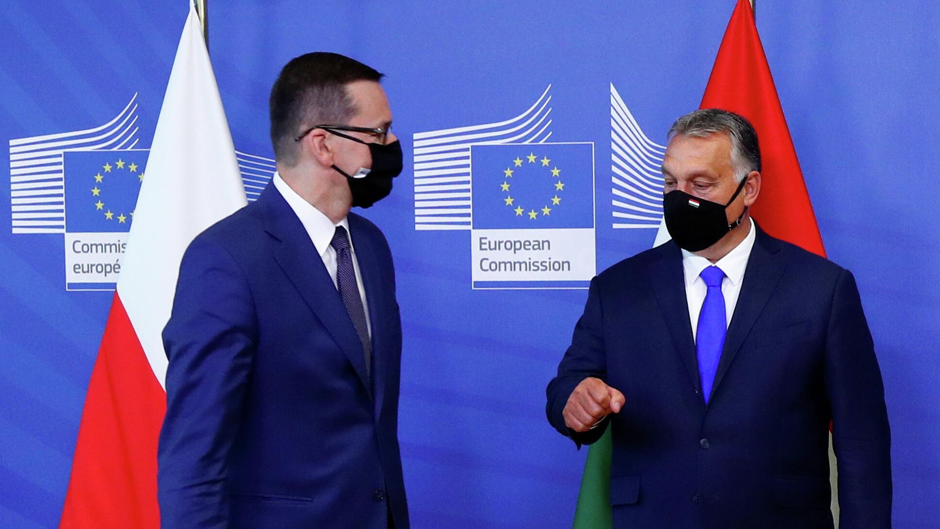 Премьер-министр Польши Матеуш Моравецки и премьер-министр Венгрии Виктор Орбан перед встречей с президентом Европейской комиссии в Брюсселе Премьер-министр Польши Матеуш Моравецки и премьер-министр Венгрии Виктор Орбан перед встречей с президентом Европейской комиссии в Брюсселе - РИА Новости, 1920, 02.10.2020