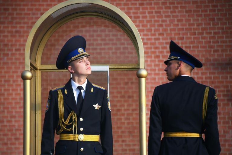 Солдаты почетного караула у Могилы Неизвестного Солдата в Москве Солдаты почетного караула у Могилы Неизвестного Солдата в Москве
