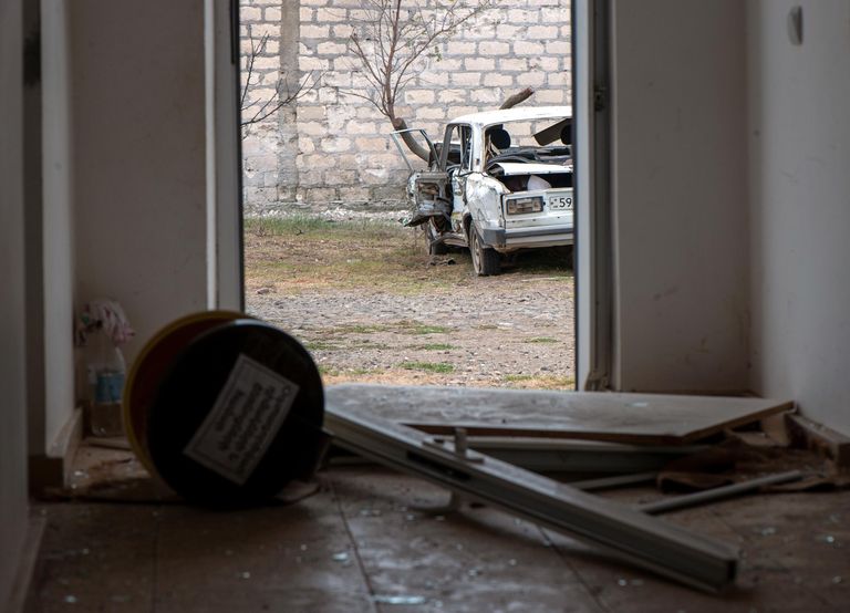 Поврежденный дом и автомобиль в результате обстрелов по общине Иванян Нагорного Карабаха Поврежденный дом и автомобиль в результате обстрелов по общине Иванян Нагорного Карабаха