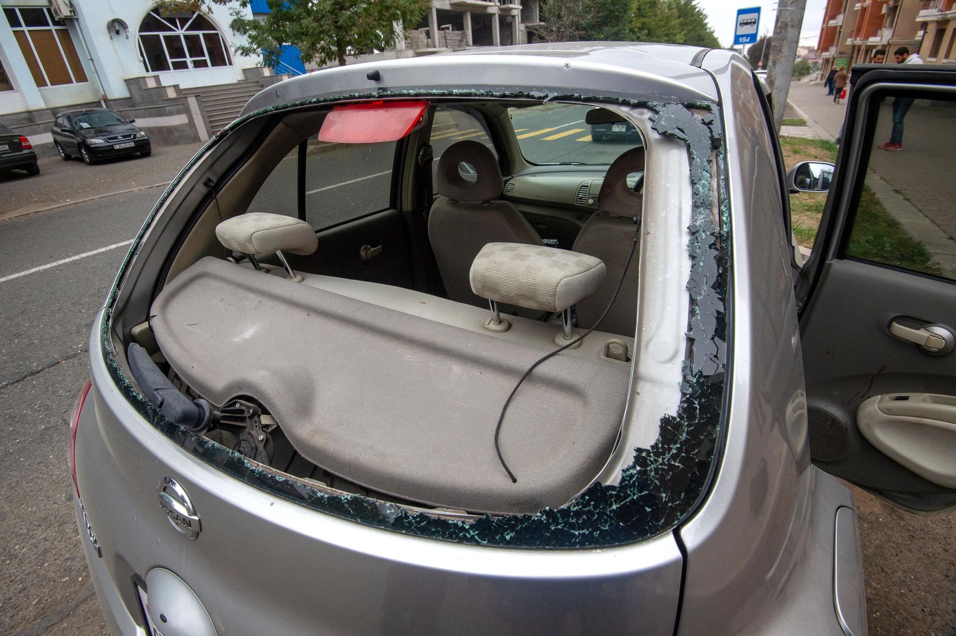 Попавший под обстрел автомобиль с журналистами и сопровождающим их лицом в Нагорном Карабахе Попавший под обстрел автомобиль с журналистами и сопровождающим их лицом в Нагорном Карабахе - РИА Новости, 1920, 01.10.2020