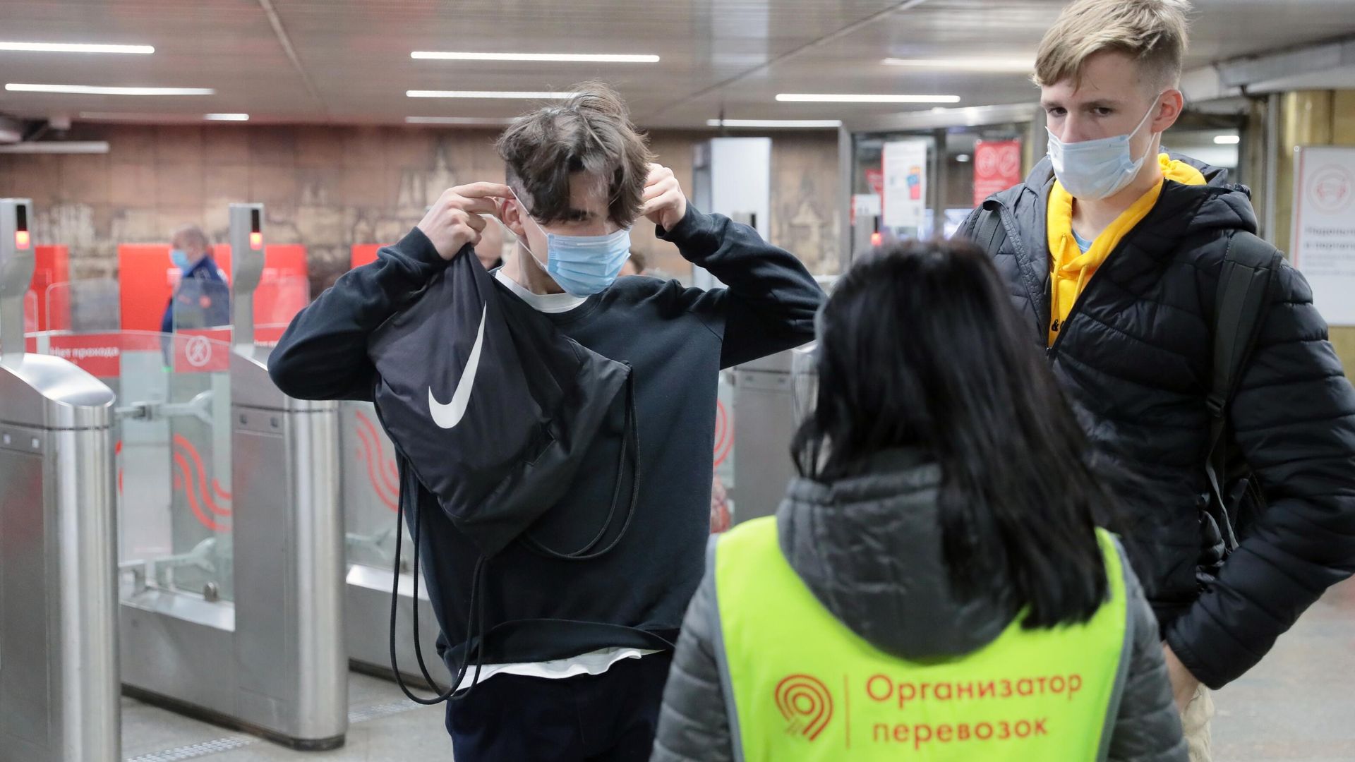 Проверка масочного режима в московском метро Проверка масочного режима в московском метро - РИА Новости, 1920, 18.10.2020