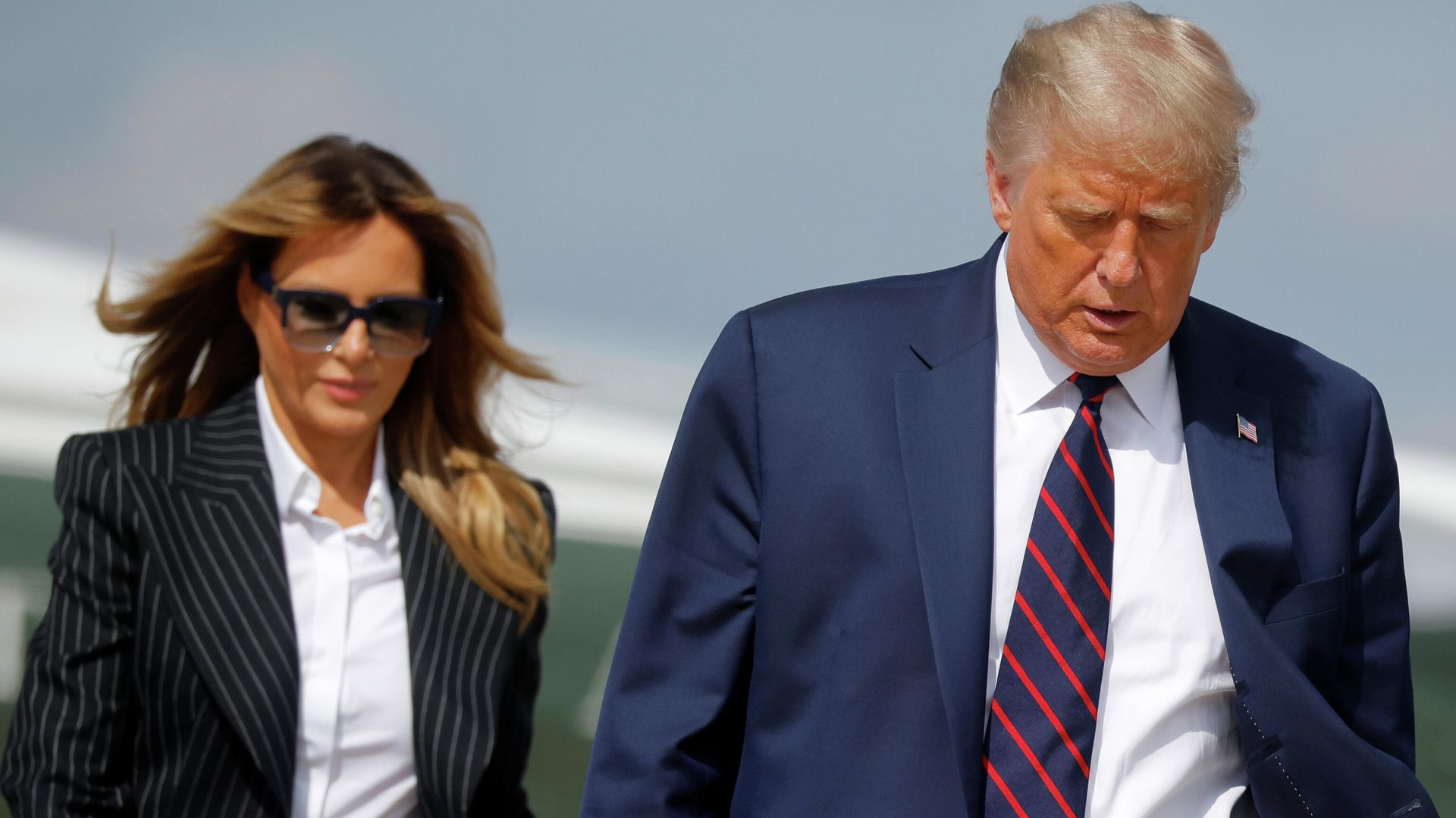 Президент США Дональд Трамп и его жена Меланья Президент США Дональд Трамп и его жена Меланья - РИА Новости, 1920, 02.10.2020