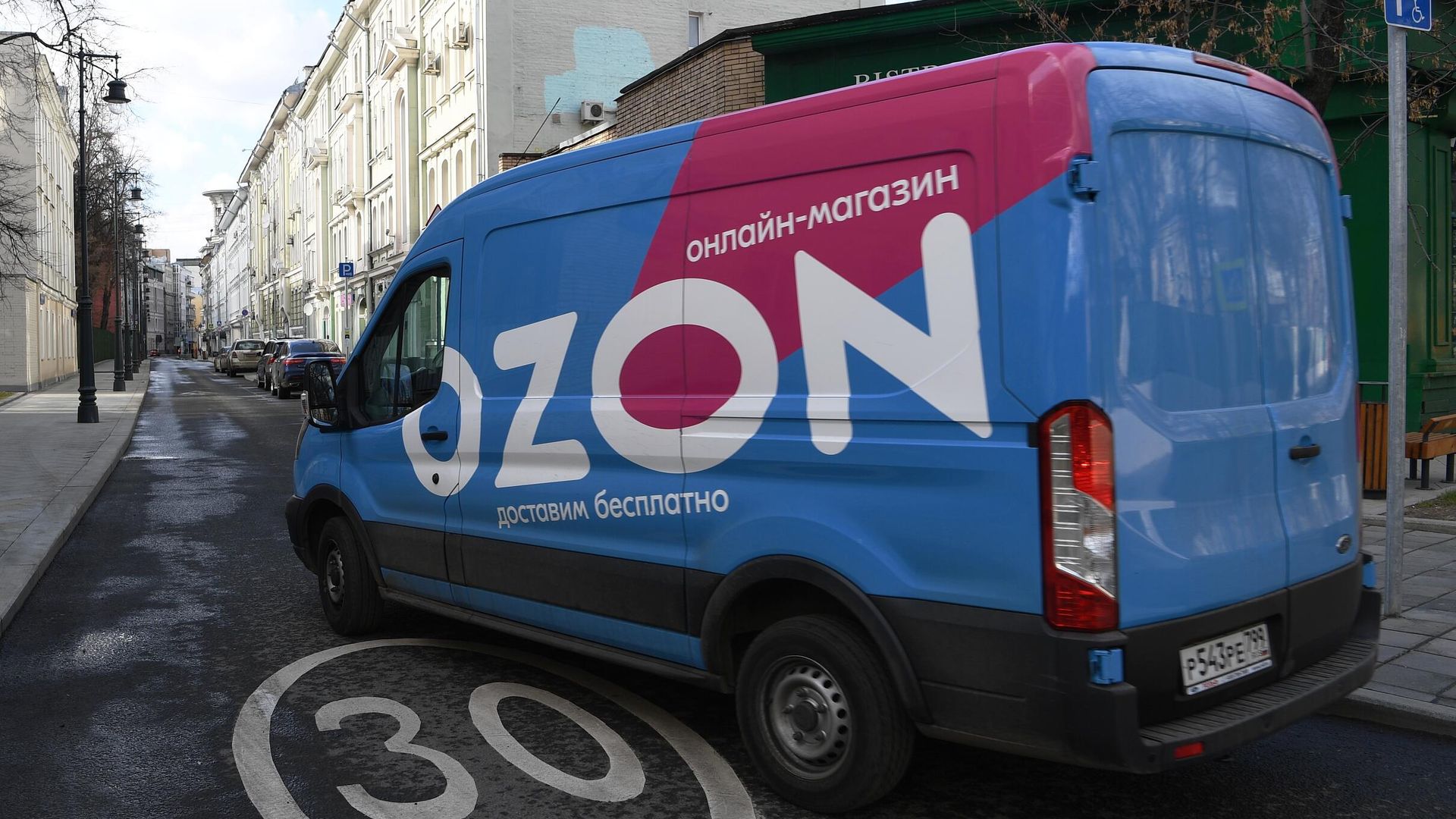 Автомобиль интернет магазина OZON на улице Москвы Автомобиль интернет магазина OZON на улице Москвы - РИА Новости, 1920, 19.04.2022