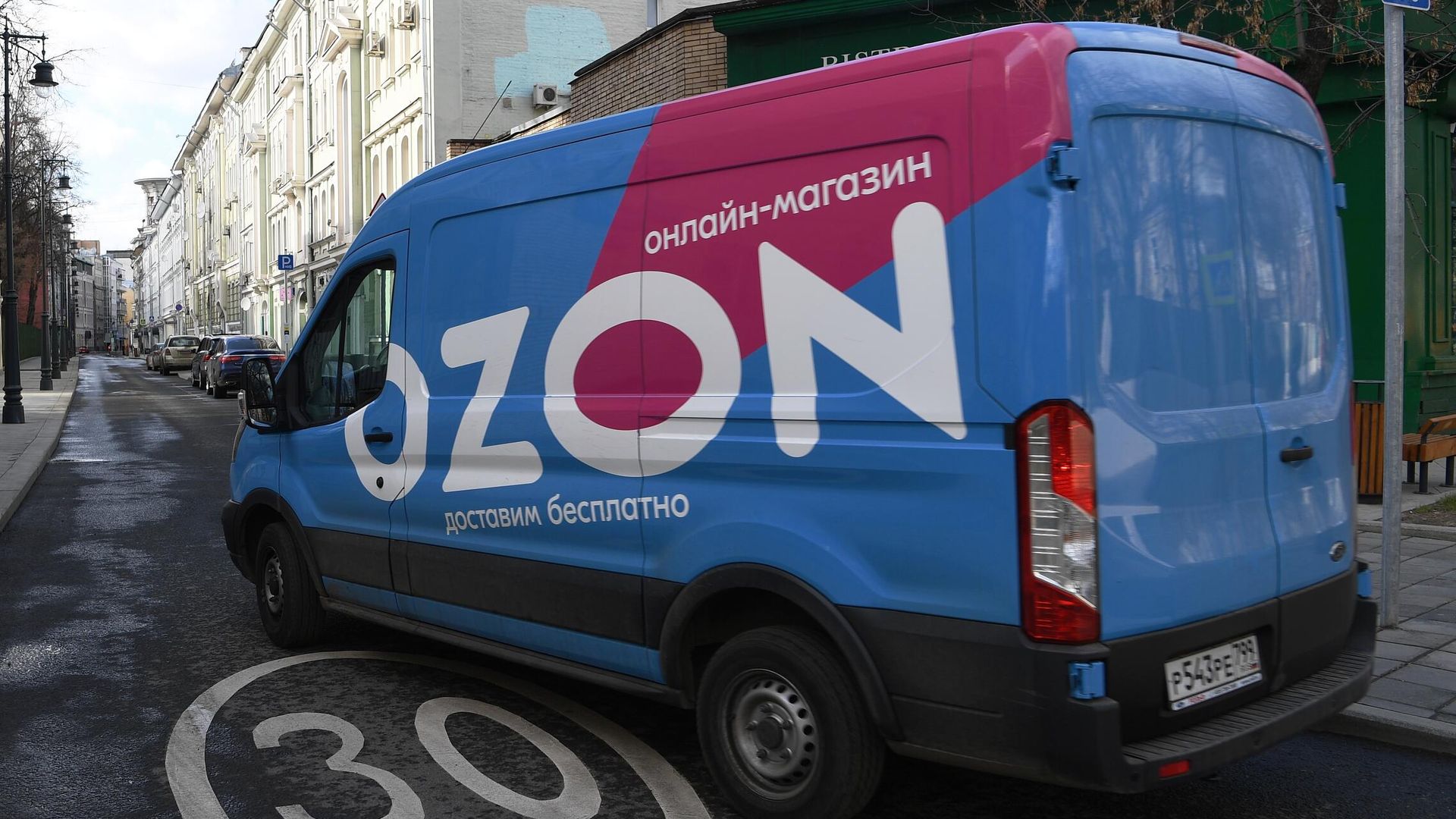Автомобиль интернет магазина OZON на улице Москвы Автомобиль интернет магазина OZON на улице Москвы - РИА Новости, 1920, 19.04.2022