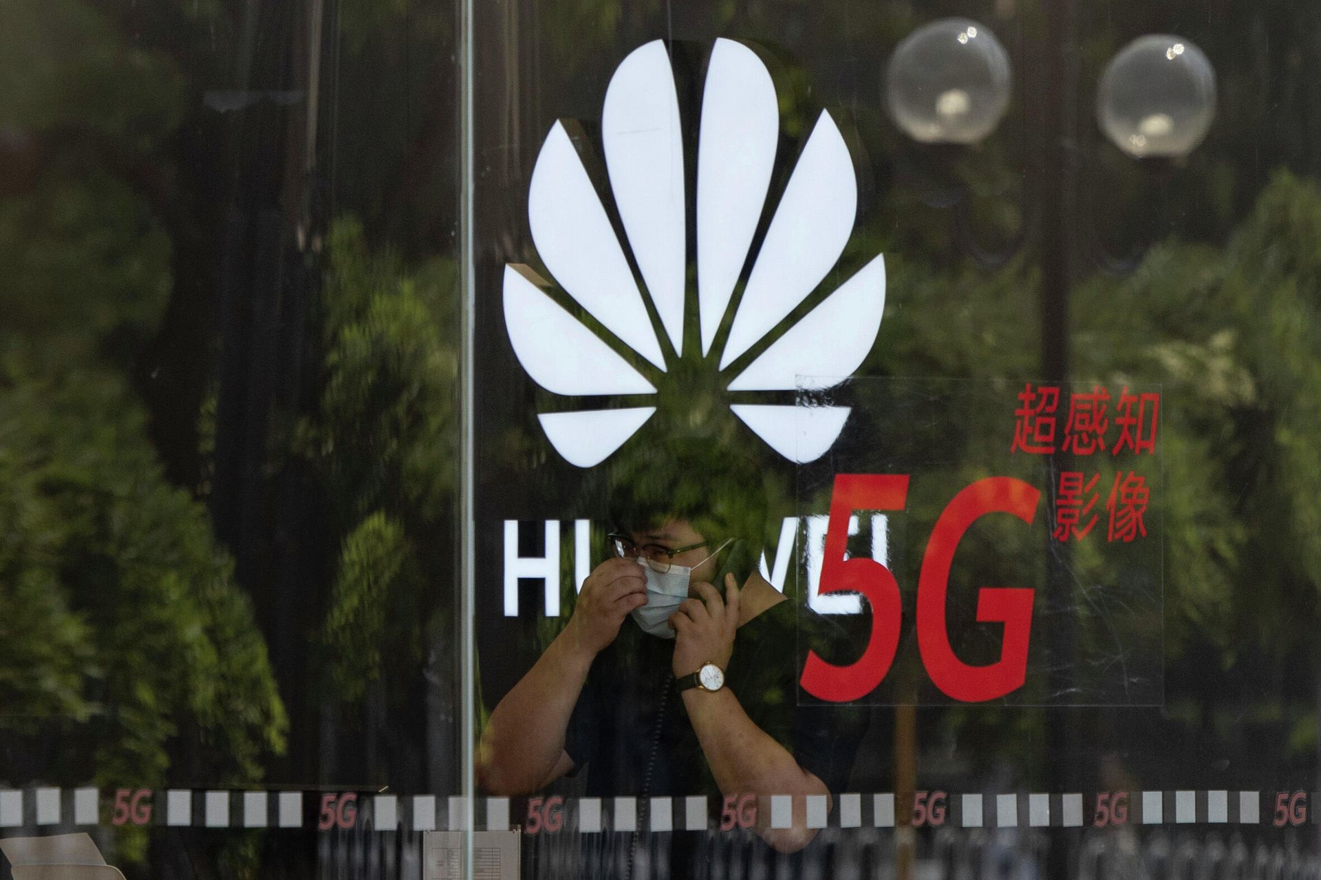 Логотип компании Huawei в магазине в Пекине Логотип компании Huawei в магазине в Пекине - РИА Новости, 1920, 02.10.2020