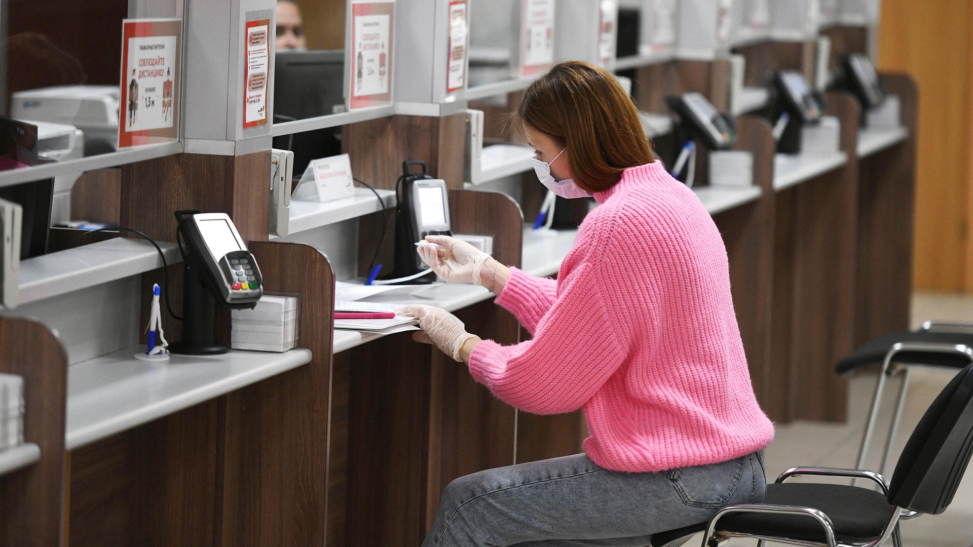 Посетительница в многофункциональном центре государственных и муниципальных услуг - РИА Новости, 1920, 02.10.2020