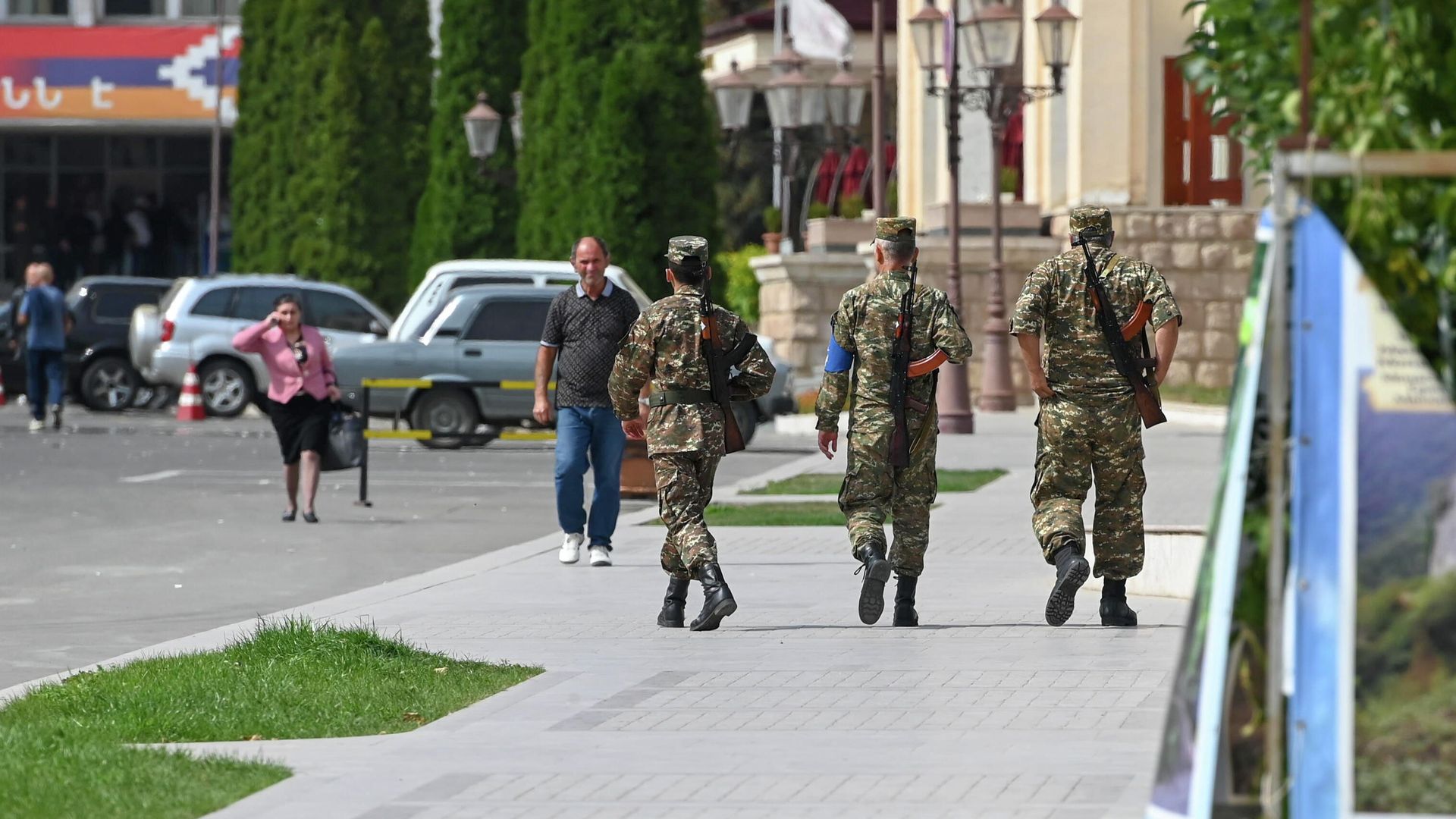 Вооруженные военнослужащие на улице Степанакерта Вооруженные военнослужащие на улице Степанакерта - РИА Новости, 1920, 03.10.2020